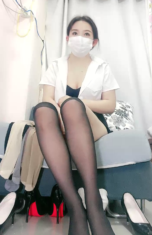 11.11 补链 眼睛里有光的丝袜幼师少妇深夜直播赚外快，黑丝高跟诱惑互动撩骚脱光光揉奶玩逼自慰呻吟，精彩刺激不要错过